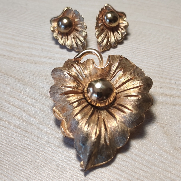 Vintage Gold Tone Leaf Clip on Earrings & Pendant Fashion Jewelry Set - Picture 1 of 8